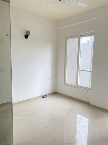 Room in 3 BHK Apartment at Smart World Orchard, Sector 61 – for Rent