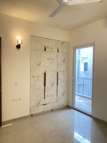Room in 3 BHK Apartment at Smart World Orchard, Sector 61 – for Rent