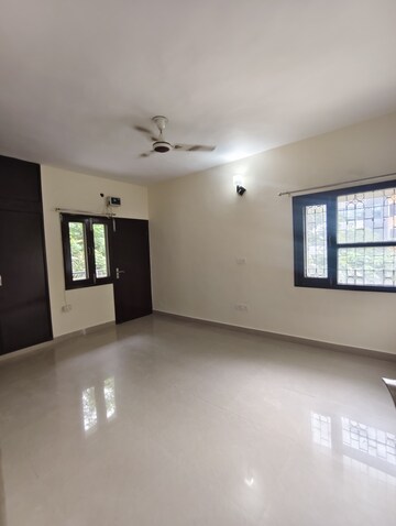 Room in 3 BHK Apartment at Vasant Kunj – for Rent