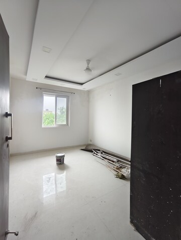 Room in 3 BHK Apartment at Vasant Kunj – for Rent