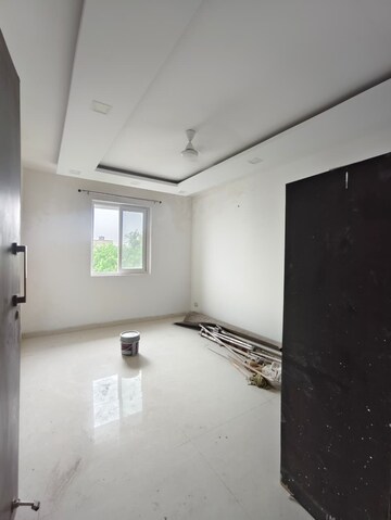 Room in 3 BHK Apartment at Vasant Kunj – for Rent