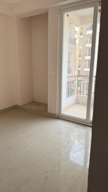 Room in 3 BHK Apartment at Amrapali Golf Homes, Sector 4 Greater Noida – for Sale