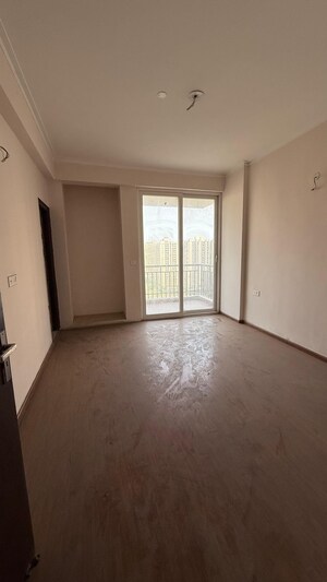 Room in 3 BHK Apartment at Amrapali Golf Homes, Sector 4 Greater Noida – for Sale