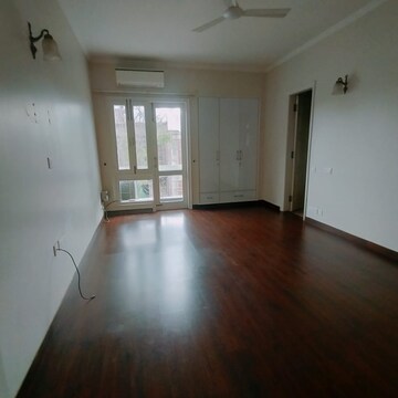 Room in 4 BHK Builder Floor at Panchsheel Park – for Rent