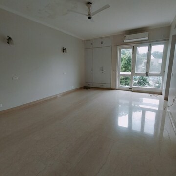 Room in 4 BHK Builder Floor at Panchsheel Park – for Rent