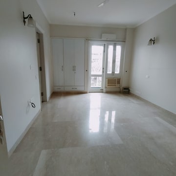 Room in 4 BHK Builder Floor at Panchsheel Park – for Rent