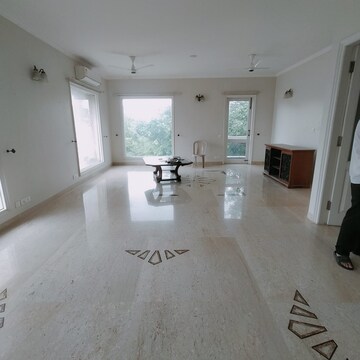 Room in 4 BHK Builder Floor at Panchsheel Park – for Rent