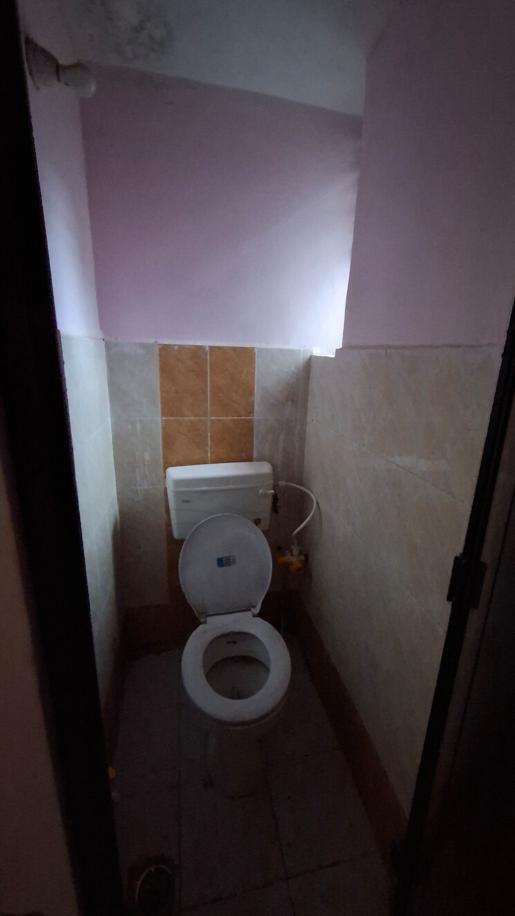 Bathroom, sector 10 greater noida 1.5 Bedroom 30 Sq.Mt. Apartment In Sector 10 Greater Noida Greater Noida 9129260