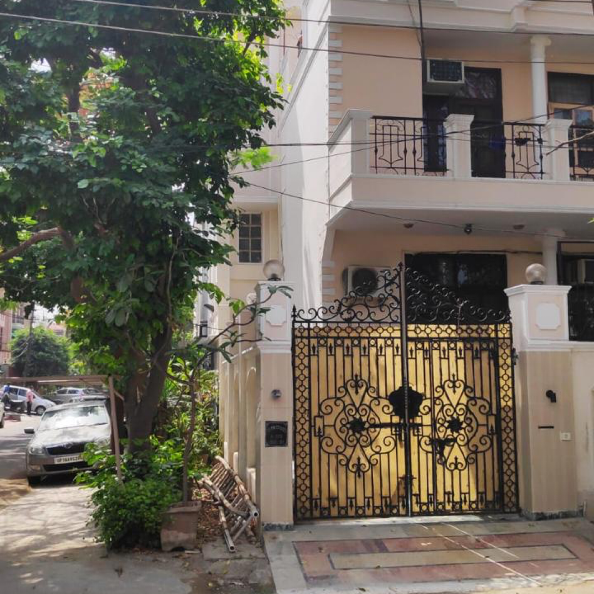 4 BHK + Servant Room Independent House For Rent in RWA Apartments