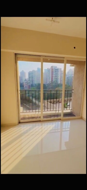 Room in 2.5 BHK Apartment at Vijay Orovia, Ghodbunder Road – for Rent