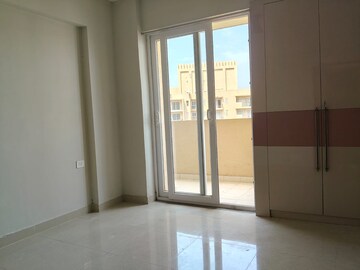 Room in 2 BHK Apartment at Tata Eureka Park, Sector 150 – for Rent