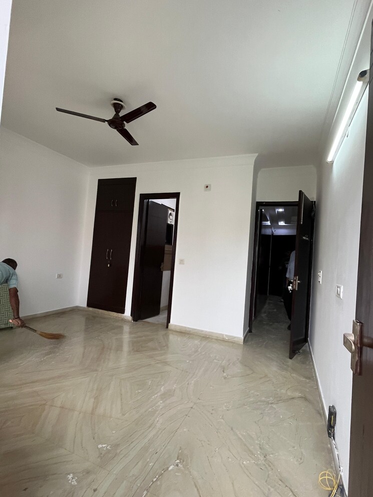 Room, green fields colony 4 Bedroom 265 Sq.Yd. Builder Floor In Green Fields Colony Faridabad 9129479