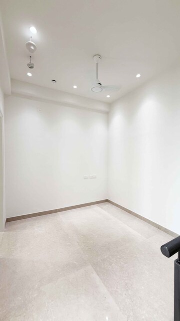 Room in 3 BHK Apartment at Indiabulls Sky, Lower Parel – for Rent