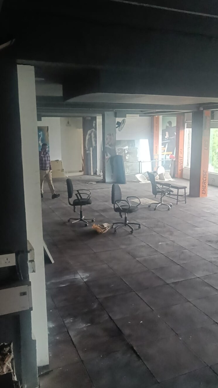  Parking, shankar nagar Commercial Office Space 2000 Sq.Ft. In Shankar Nagar Nagpur 9129470