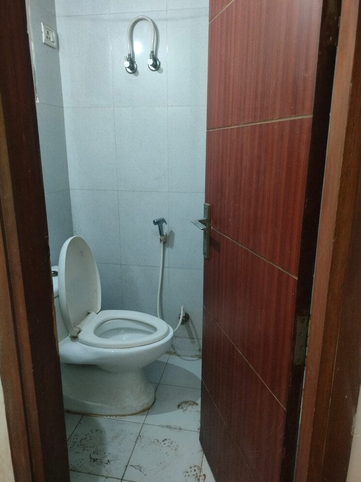 Bathroom, paryavaran complex 1.5 Bedroom 300 Sq.Ft. Builder Floor In Paryavaran Complex Delhi 9129587