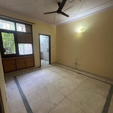 Room in 3 BHK Builder Floor at Sector 21d – for Rent