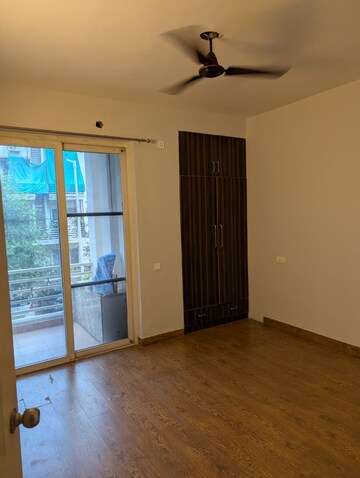Room in 2 BHK Apartment at Pioneer Park Phase 1, Sector 61 – for Rent