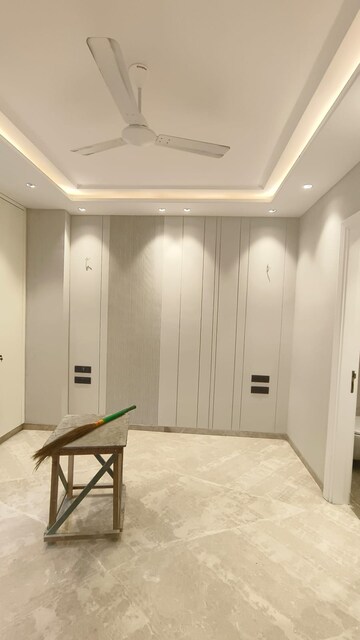 Room in 3 BHK Builder Floor at Safdarjung Enclave – for Sale