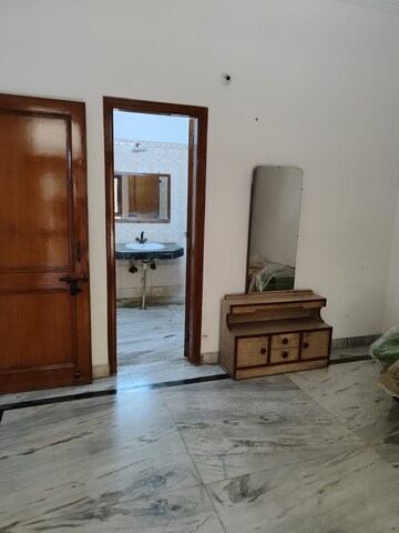 Room in 3 BHK Independent House at RWA Apartments Sector 40, Sector 40 – for Rent