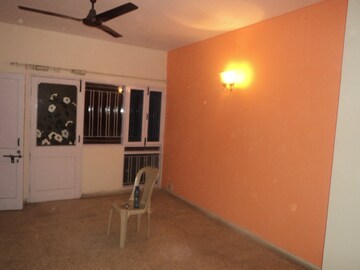 Room in 3 BHK Independent House at RWA Apartments Sector 40, Sector 40 – for Rent