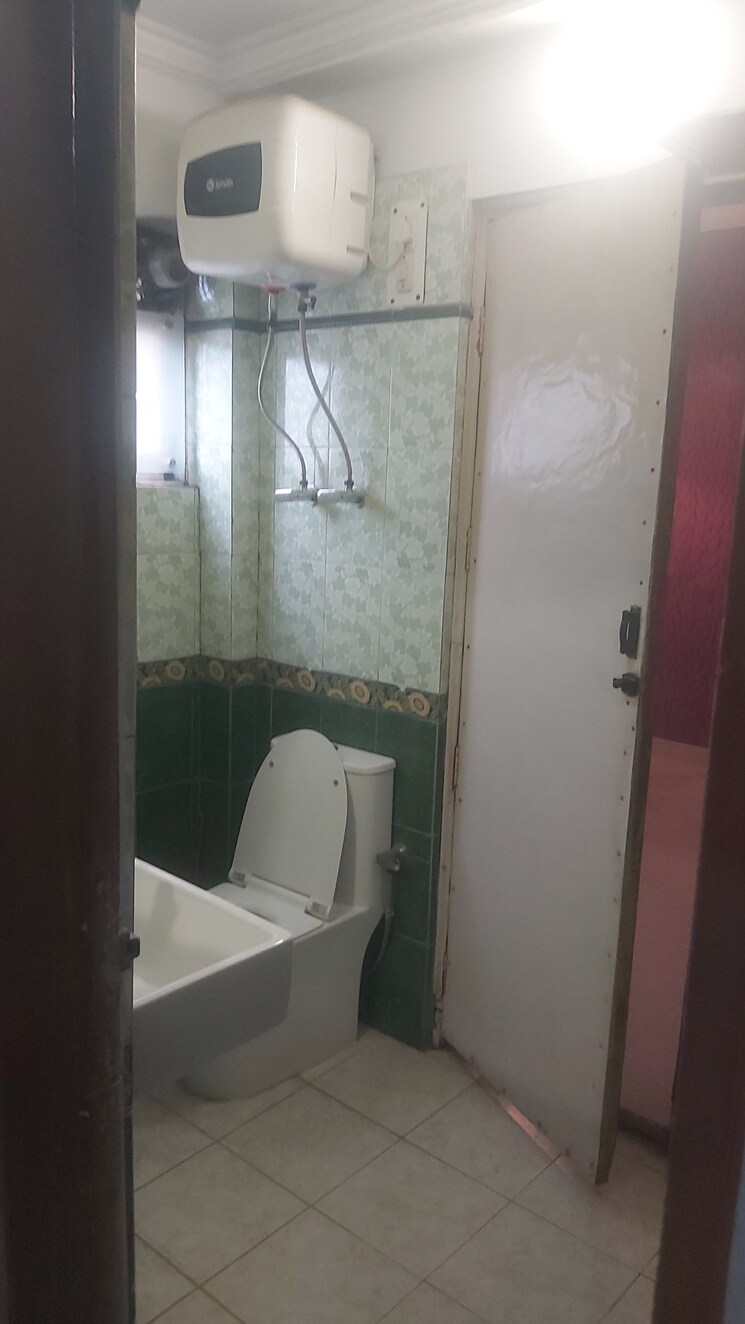 Bathroom, mayur vihar phase 1 extension 3.5 Bedroom 1450 Sq.Ft. Apartment In Mayur Vihar Phase 1 Extension Delhi 9130038