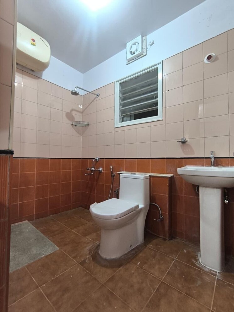 Bathroom, rmv 2nd stage 6+ Bedroom 4500 Sq.Ft. Independent House In Rmv 2nd Stage Bangalore 9129960