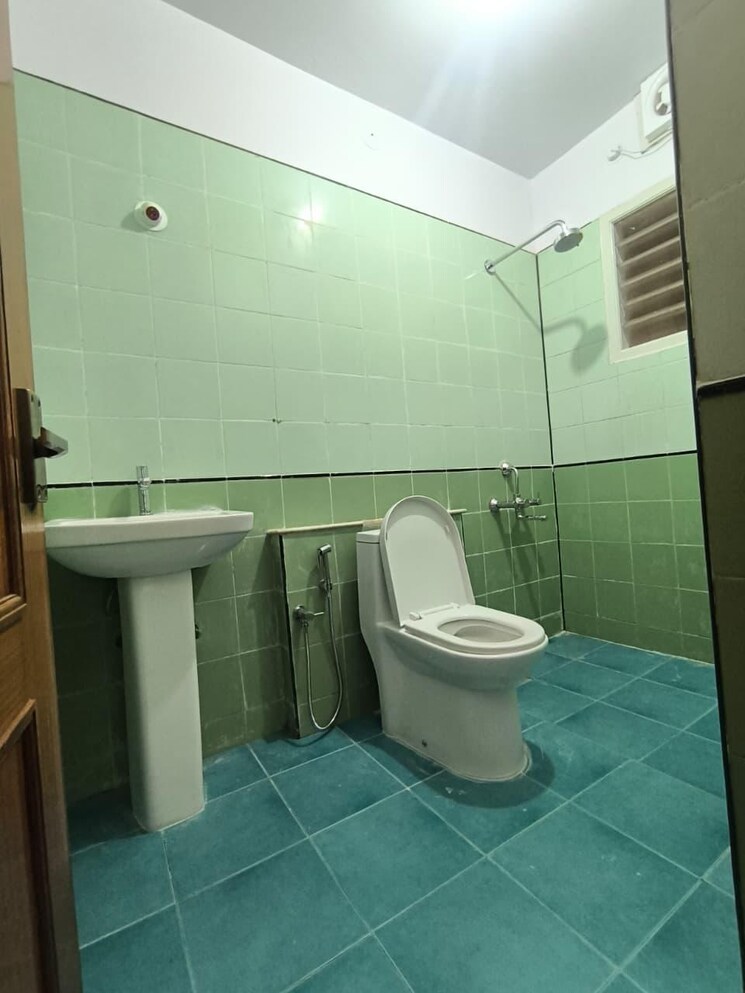 Bathroom, rmv 2nd stage 6+ Bedroom 4500 Sq.Ft. Independent House In Rmv 2nd Stage Bangalore 9129960