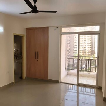 Room in 3.5 BHK Apartment at Express Zenith, Sector 77 – for Rent