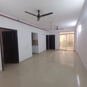 Room in 3.5 BHK Apartment at Express Zenith, Sector 77 – for Rent