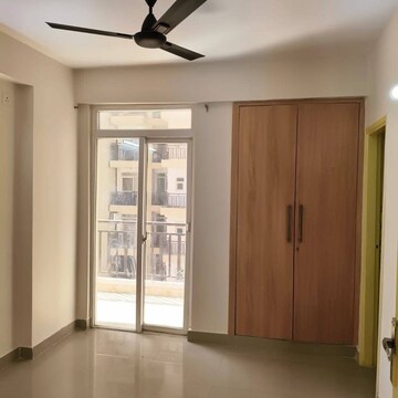 Room in 3.5 BHK Apartment at Express Zenith, Sector 77 – for Rent