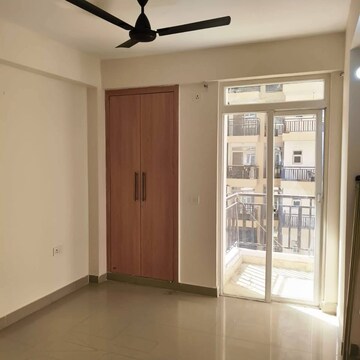 Room in 3.5 BHK Apartment at Express Zenith, Sector 77 – for Rent