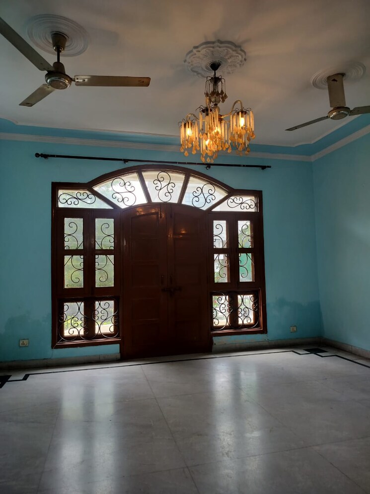 Living Room, sector 49 2 Bedroom 2800 Sq.Ft. Builder Floor In Sector 49 Noida 9129962