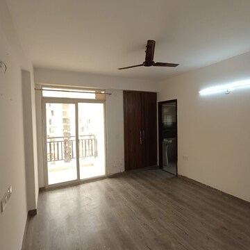 Room in 3 BHK Apartment at Express Zenith, Sector 77 – for Rent