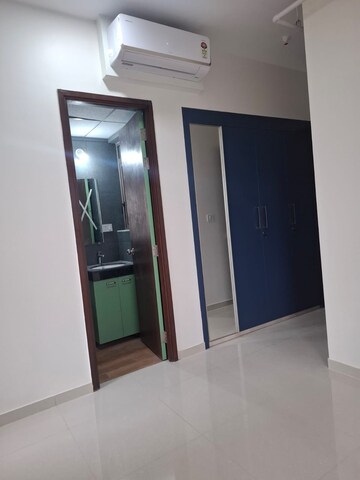 Room in 2 BHK Apartment at Kalpataru Paramount, Kapur Bawdi – for Rent