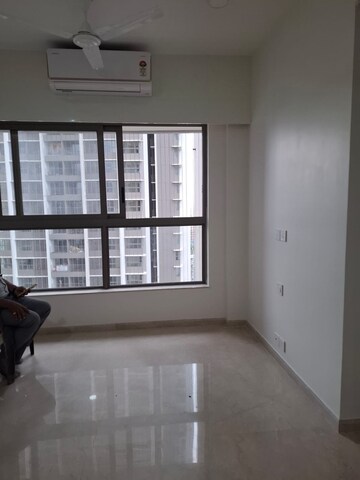 Room in 2 BHK Apartment at Kalpataru Paramount, Kapur Bawdi – for Rent