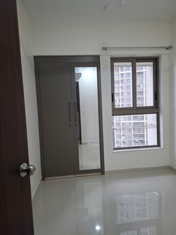 Room in 2 BHK Apartment at Kalpataru Paramount, Kapur Bawdi – for Rent