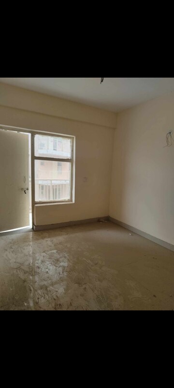 Room in 2 BHK Apartment at Conscient Habitat 78, Sector 78 – for Rent