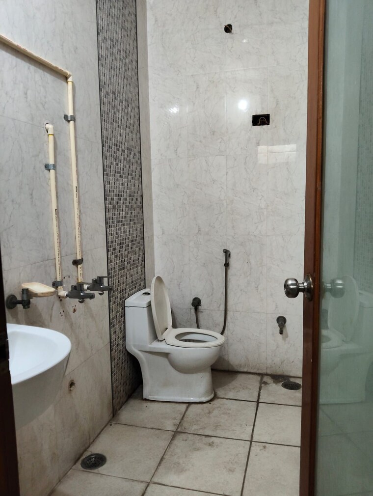 Bathroom, paramount-golf-forest-studio-apartments-phase-2- Studio 435 Sq.Ft. Apartment In Zeta I Greater Noida Greater Noida 9130022