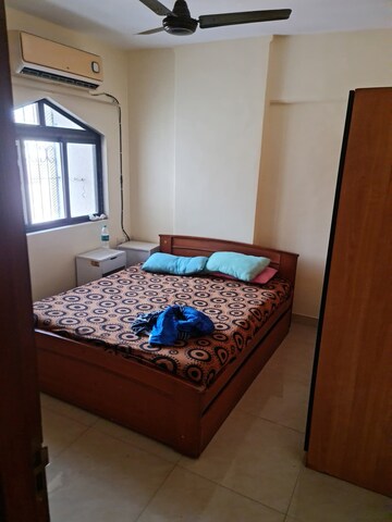 Bedroom in 3 BHK Apartment at Vile Parle East – for Rent