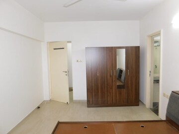 Room in 2 BHK Apartment at Kalpataru Estate Mumbai, Jogeshwari East – for Rent