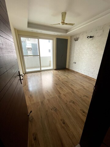 Room in 5 BHK Apartment at Saan Verdante, Sector 95 – for Rent