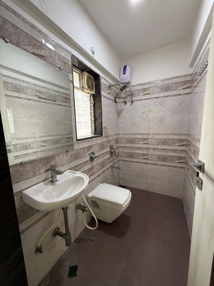 Bathroom, andheri west 2 Bedroom 725 Sq.Ft. Apartment In Andheri West Mumbai 9130106