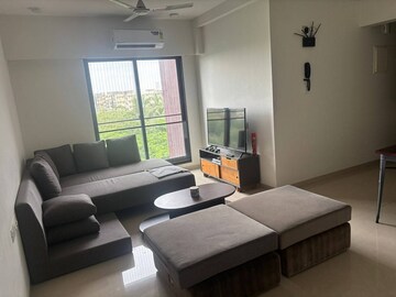 Team Area in 3 BHK Apartment at Andheri West – for Rent