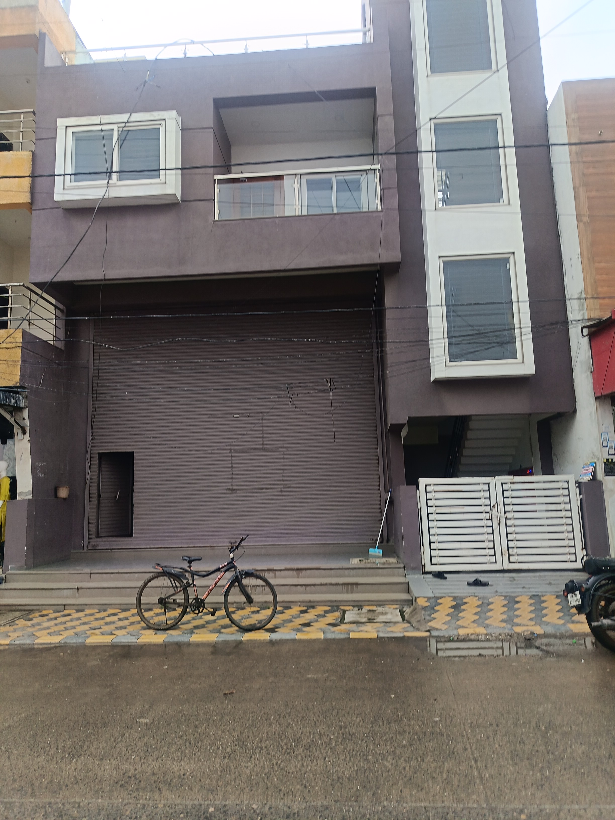 Showroom For Sale in Semi Commercial 