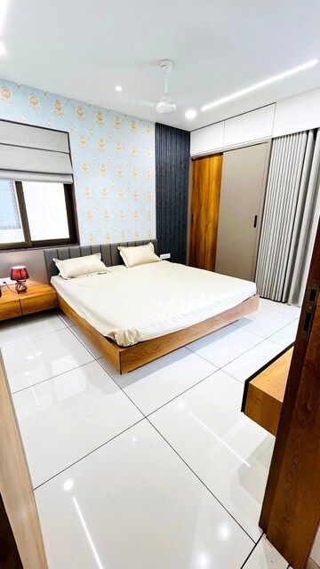 Bedroom in 3 BHK Apartment at Andheri West – for Rent