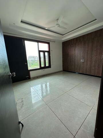 Room in 4 BHK Builder Floor at Vasant Kunj – for Rent