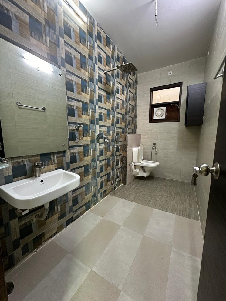 Bathroom, vasant kunj 4 Bedroom 2200 Sq.Ft. Builder Floor In Vasant Kunj Delhi 9130336