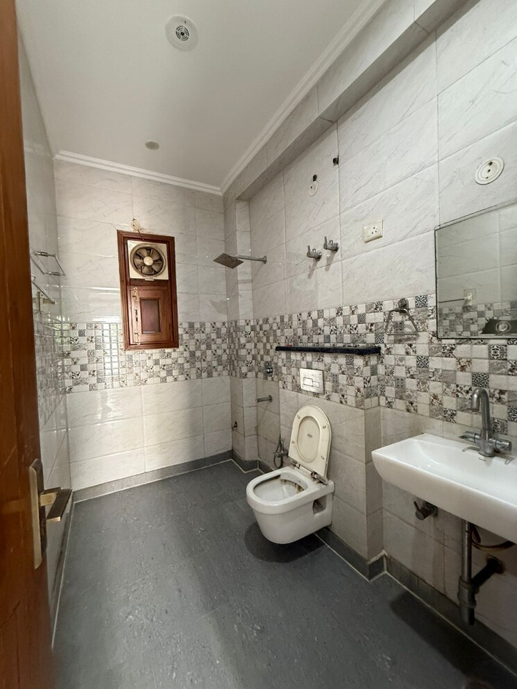 Bathroom, vasant kunj enclave 4 Bedroom 2000 Sq.Ft. Builder Floor In Vasant Kunj Enclave Delhi 9130353