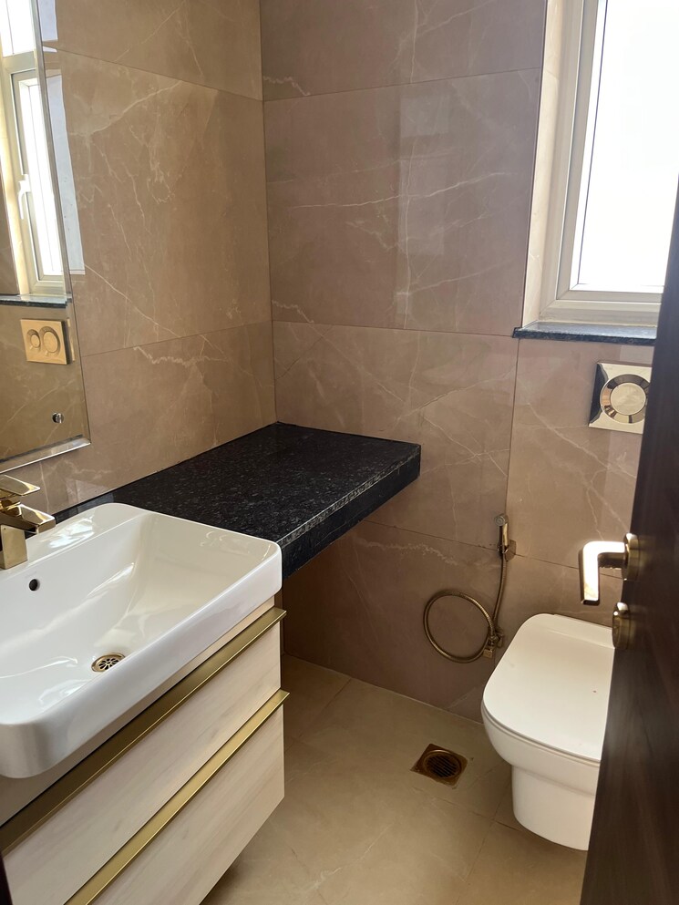 Bathroom, smart-world-orchard 3 Bedroom 1850 Sq.Ft. Builder Floor In Sector 61 Gurgaon 9130395