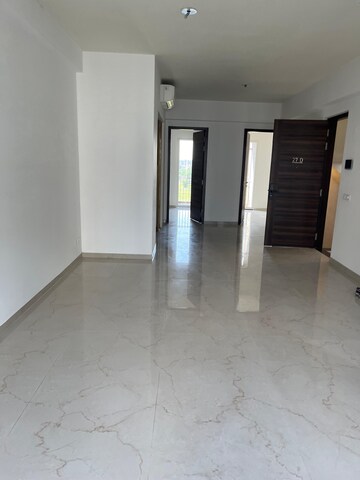 Room in 3 BHK Builder Floor at Smart World Orchard, Sector 61 – for Rent